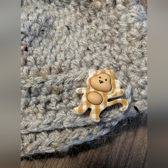 Gray Crochet Baby Hat Gray With Animal Button Detailing Sz 0-12 Months - Picture 6 of 6